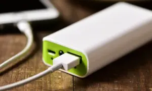 Power bank 2000mAh: Czy on wystarczy na cały dzień poza domem?